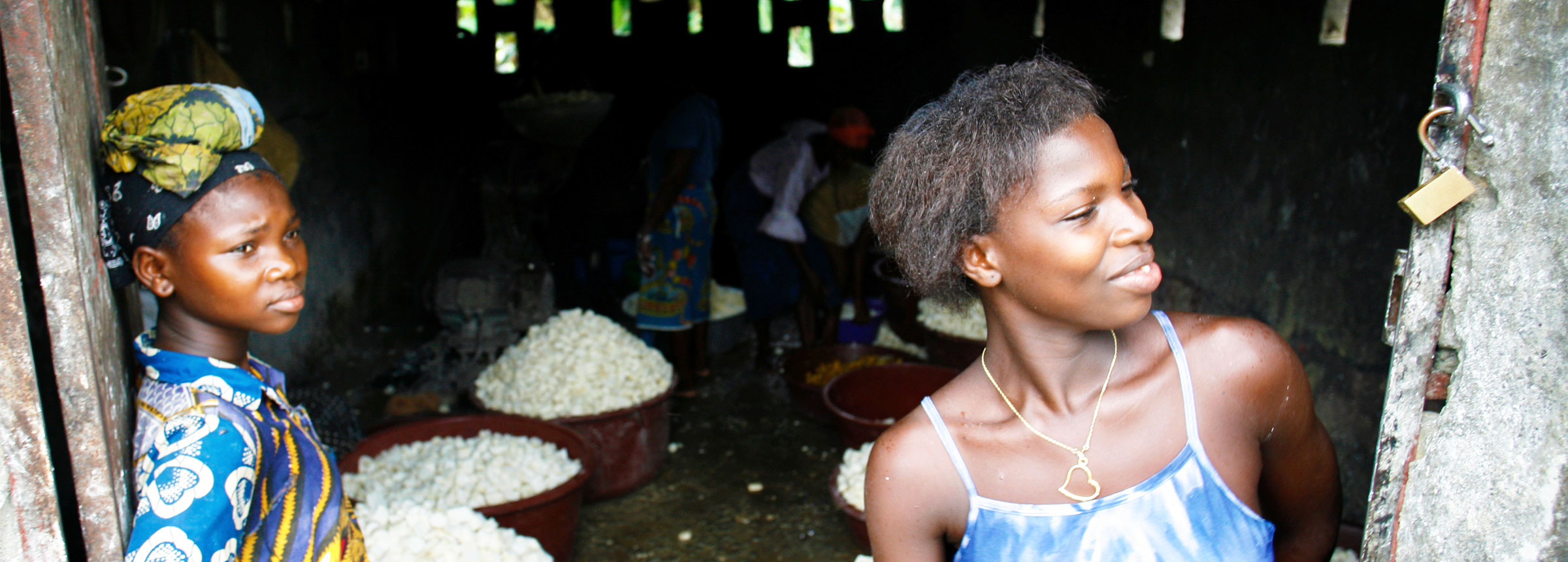 African women cassava operation