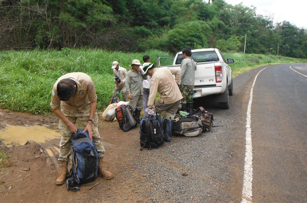 KSWS_BDM_The team prepare to enter the forest