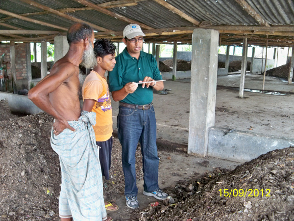 F2F volunteer Dr. Shafiqur Rahman trains Bangladeshi NGO staff on improved composting techniques using multiple waste